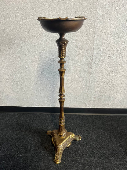 Schlanke Messingschale mit Patina