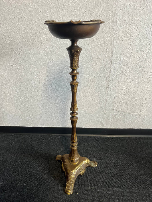 Schlanke Messingschale mit Patina