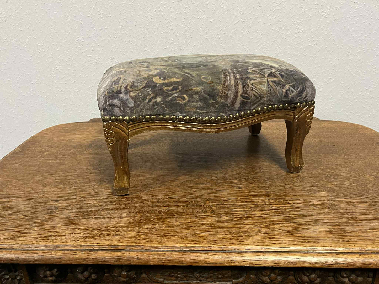 Antiker Fußhocker im Barockstil
