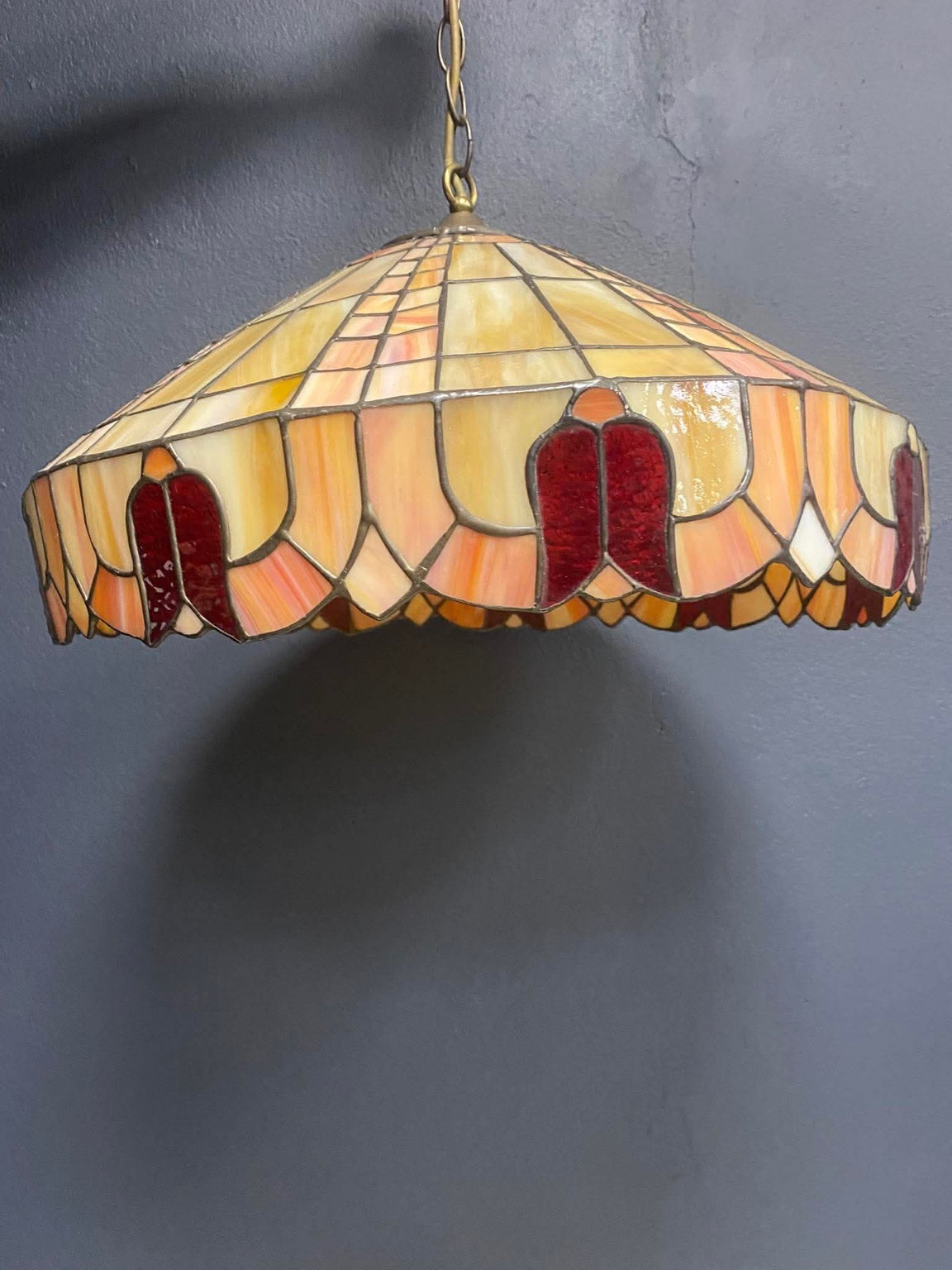 Tiffany Hängelampe mit Glas-Schirm in Creme- und Bernsteintönen