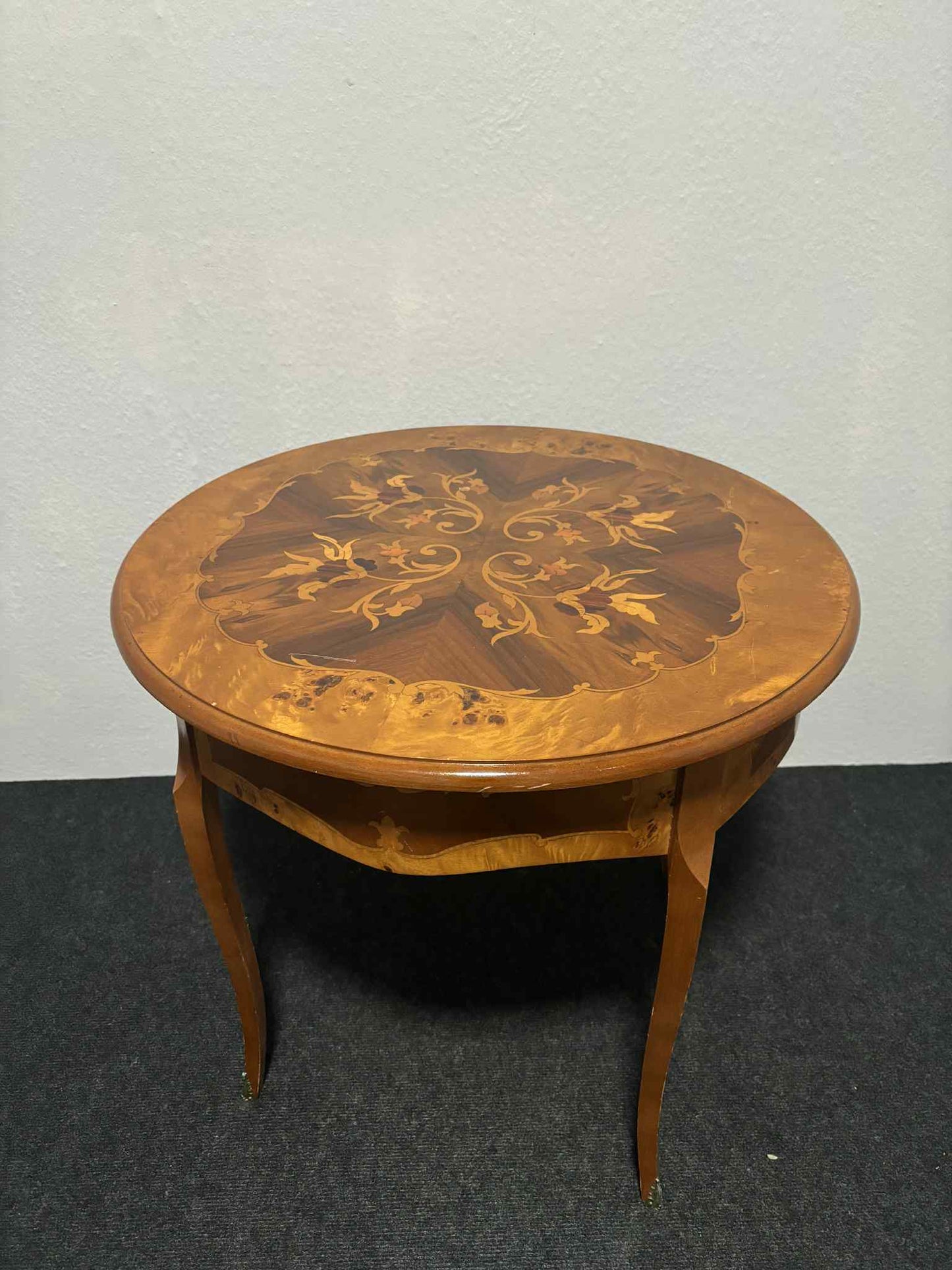 Antiker runder Beistelltisch – Intarsienarbeit, Louis XV Stil