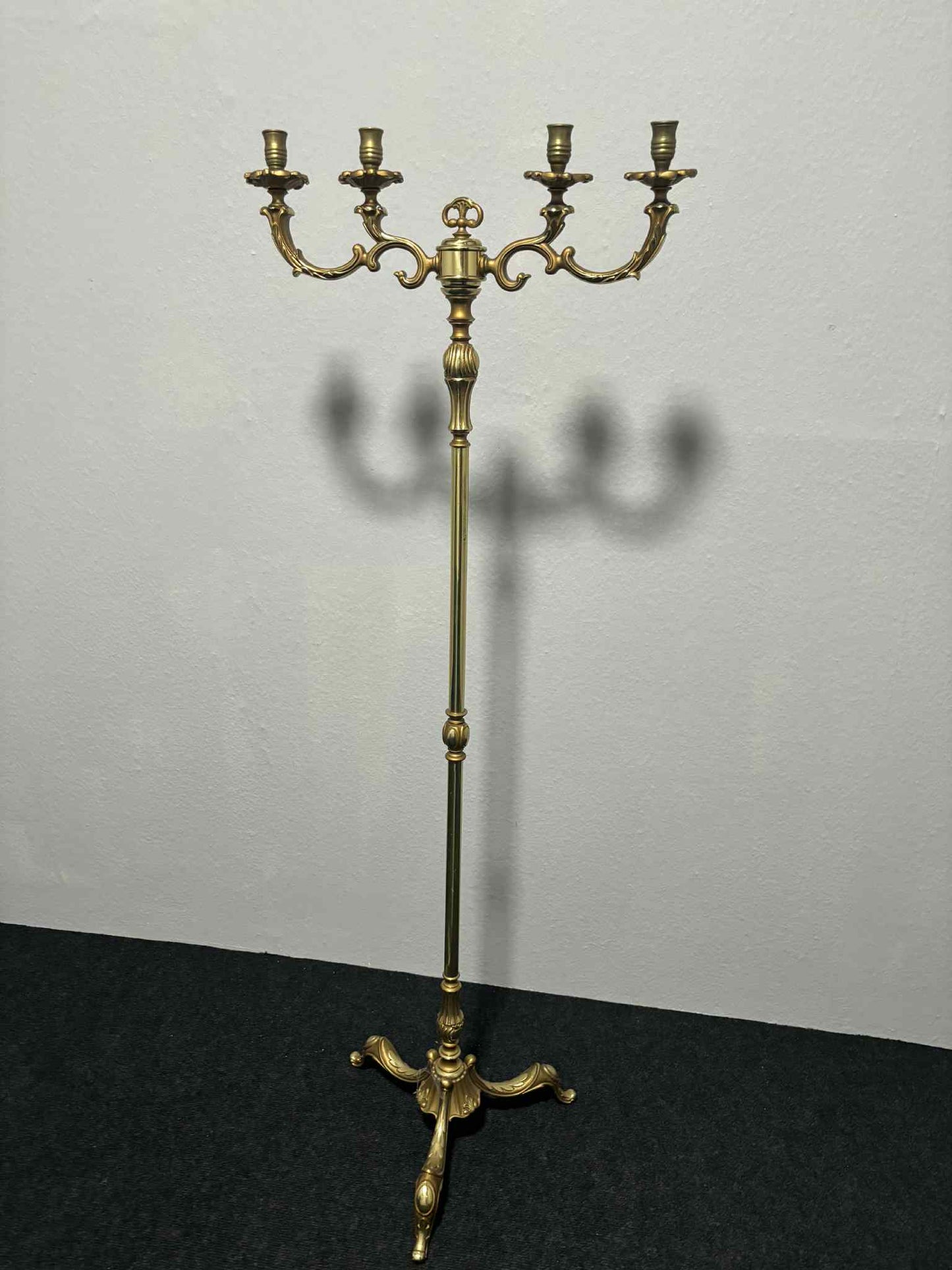 Vierarmiger Messing-Kerzenständer