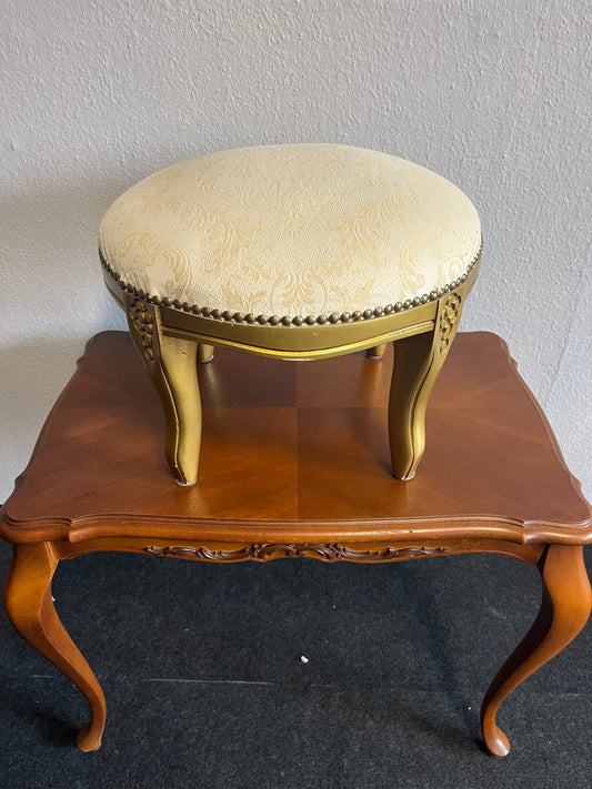 Antiker Hocker / Fußschemel mit goldener Fassung, gepolstert