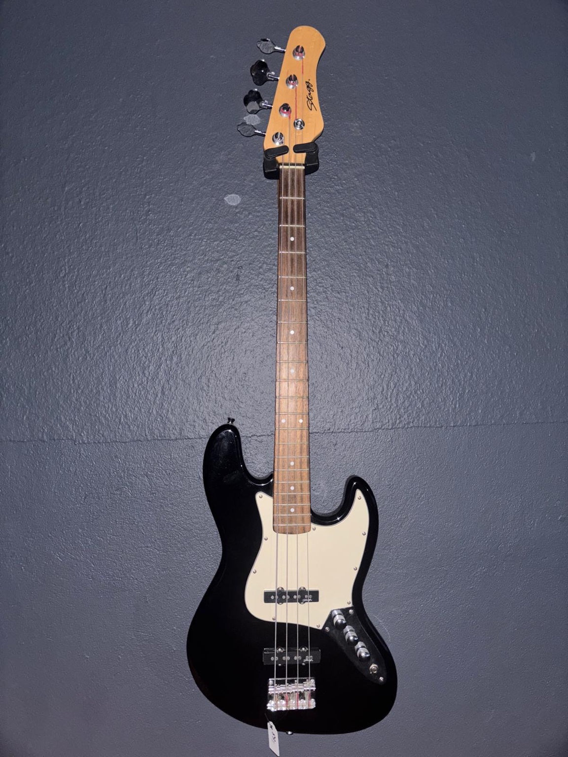Stagg Precision Bass – Schwarzer 4-Saiter E-Bass