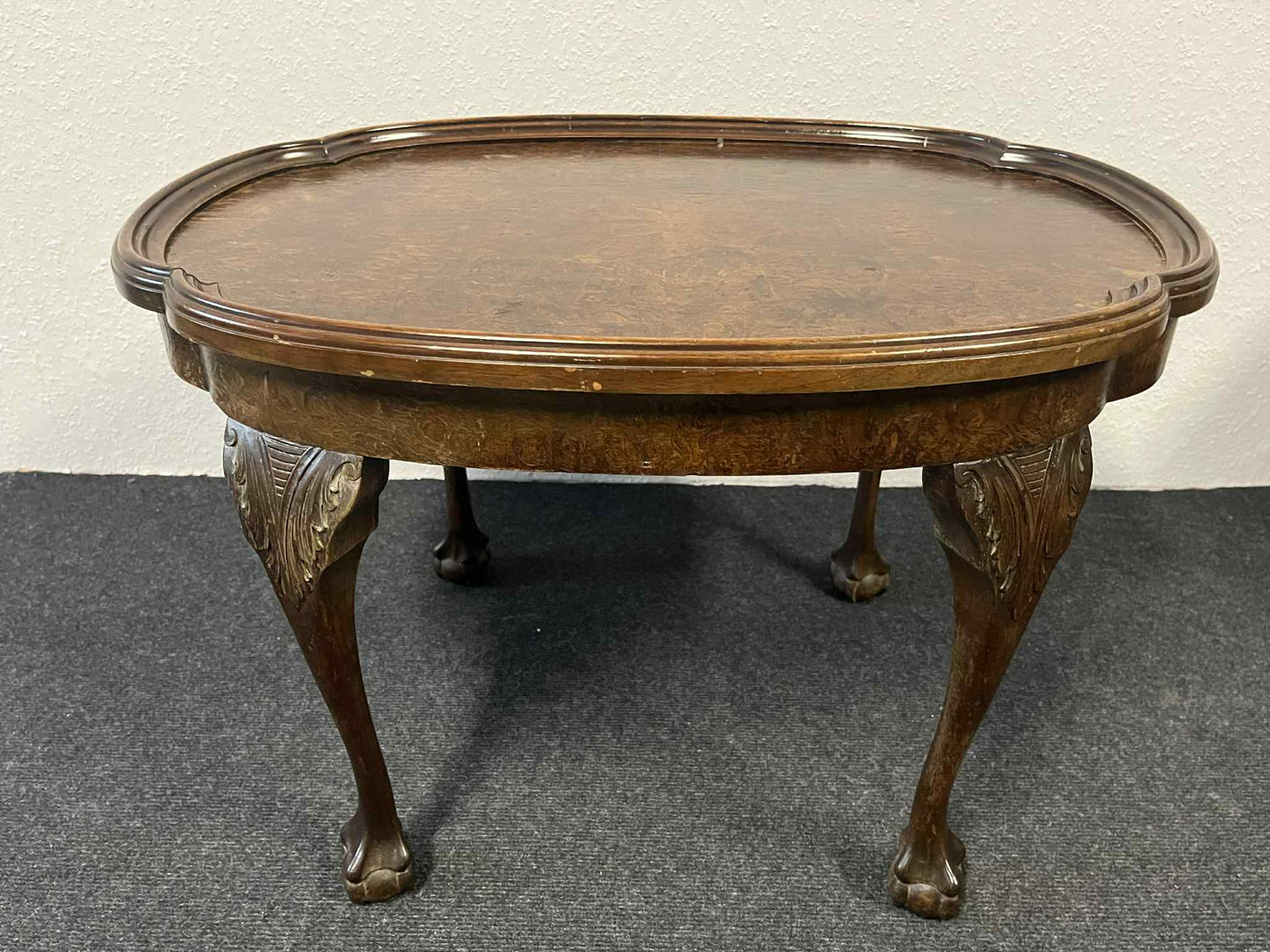 Antiker ovaler Couchtisch aus Holz mit geschnitzten Beinen