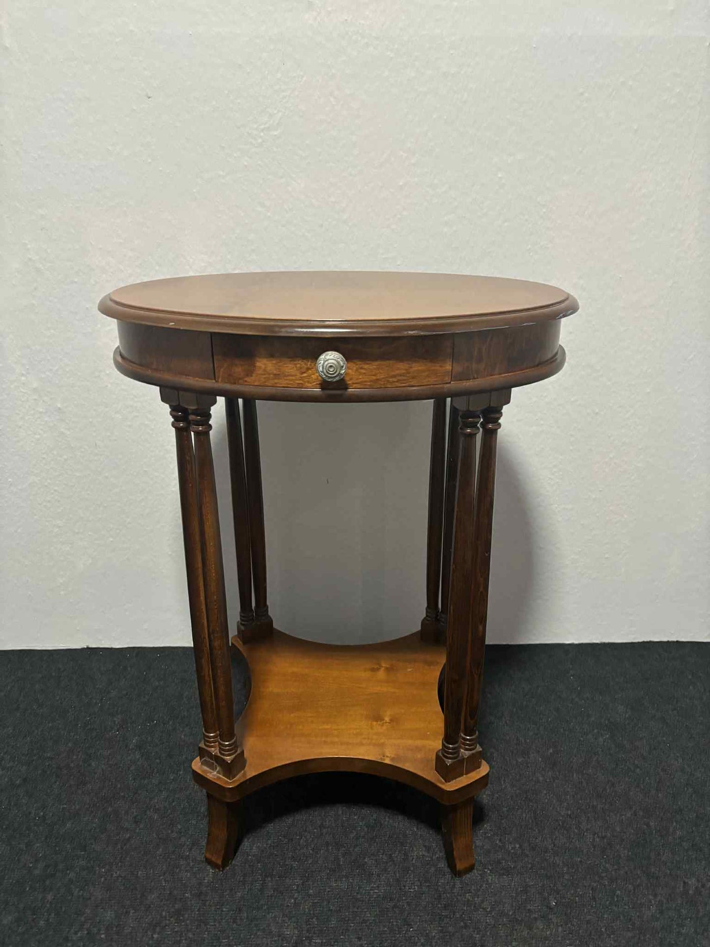 Antiker Beistelltisch mit Schublade – oval, Holz