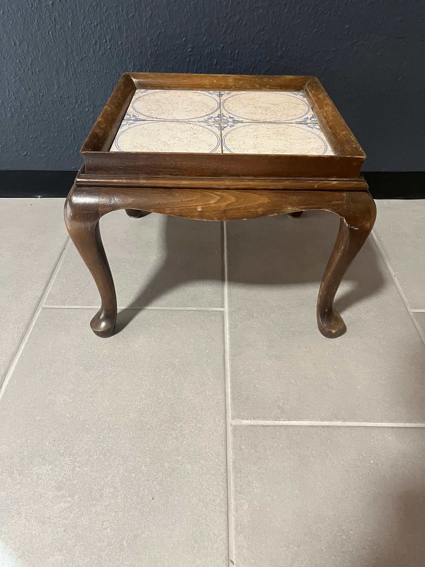 Quadratischer Tisch mit Keramikfliesen – Vintage