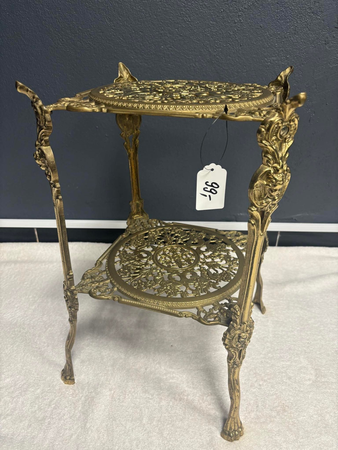 Messing-Etagere mit durchbrochenen Ablagen