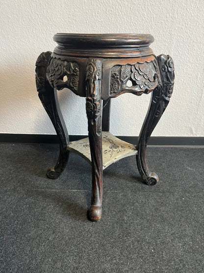 Antiker chinesischer Beistelltisch mit Marmorplatte, handgeschnitzt