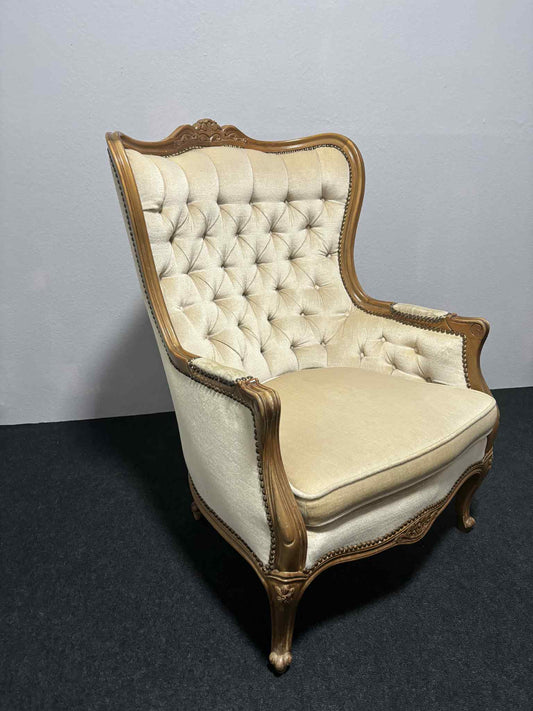 Antiker Ohrensessel im Louis XV Stil, cremefarbener Bezug