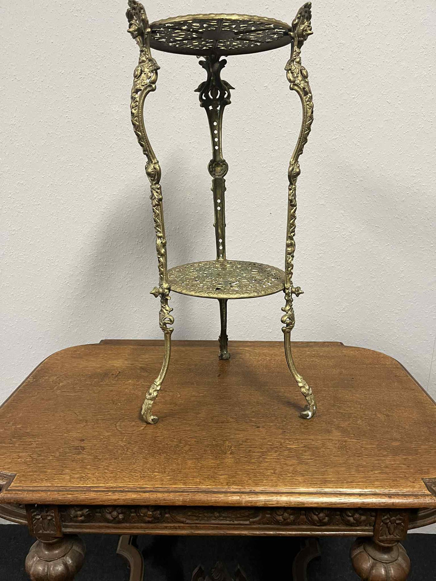 Zweistöckige Messing-Etagere im Barockstil