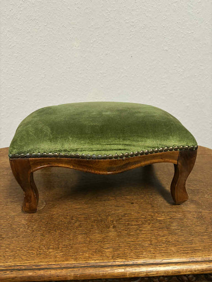Antiker Fußhocker mit grünem Samtbezug