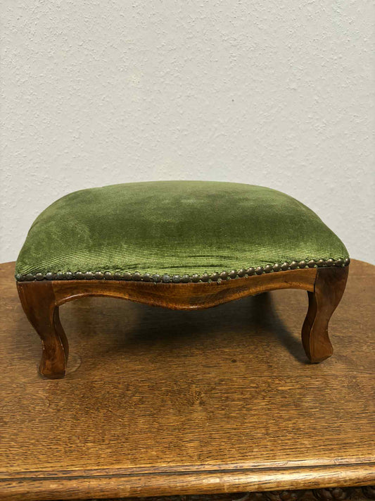 Antiker Fußhocker mit grünem Samtbezug