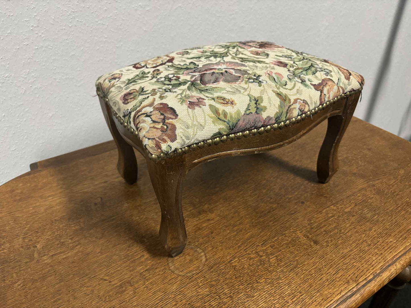 Antiker Hocker / Fußschemel mit bestickter Polsterung,