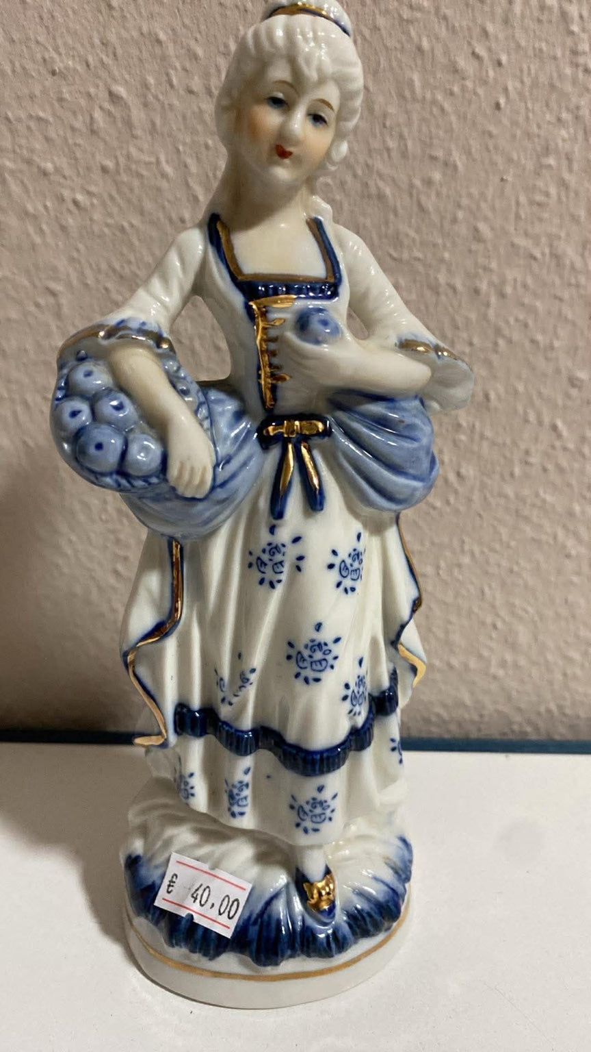 Porzellanfigur Dame mit Korb – blau-weiß, handbemalt, Vintage
