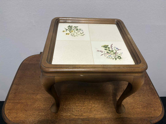 Vintage Beistelltisch mit Keramikfliesen – Blumenmotiv