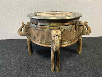 Antiker Couchtisch / Truhe, indisches Holz, mit Elefanten-Figuren