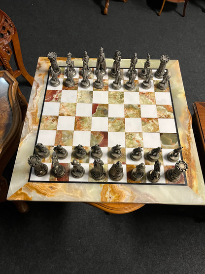 Antikes Schachspiel mit Onyx-Brett und Zinnfiguren
