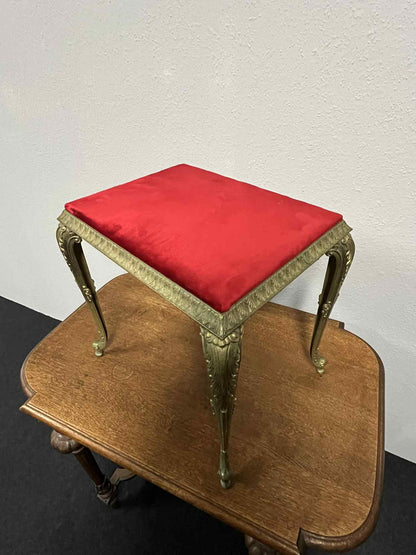 Antiker Hocker / Fußschemel, Messingrahmen, roter Samtbezug