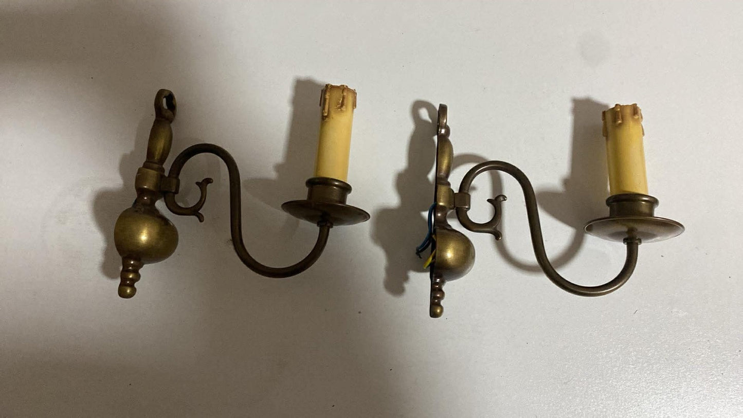 Paar antike Wandkerzenhalter mit Putten aus Messing