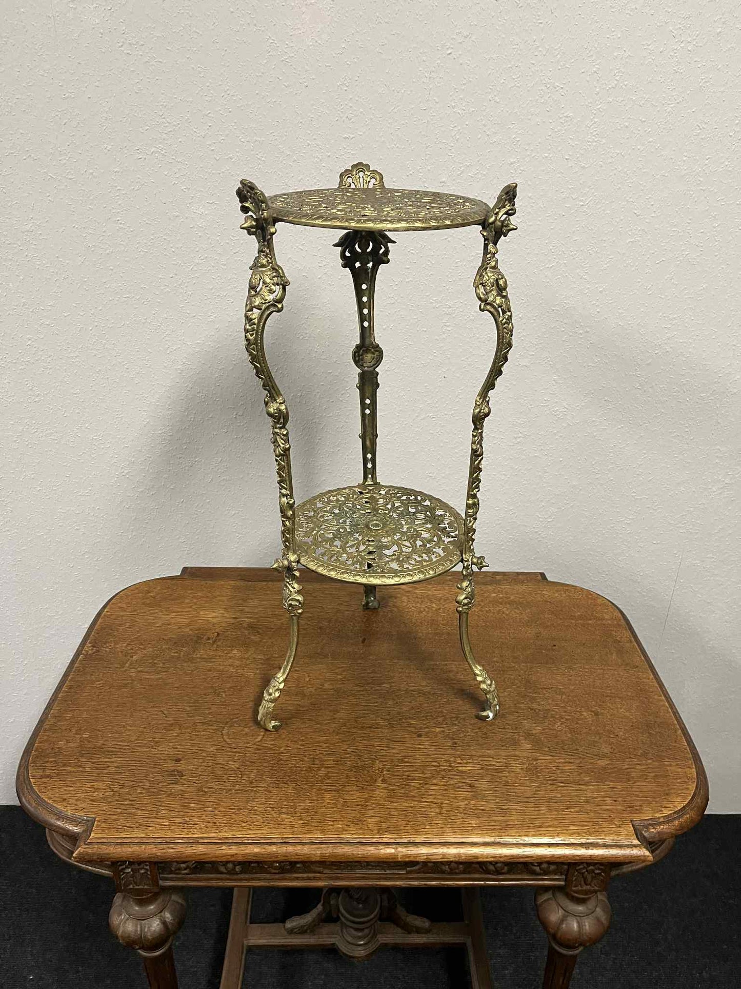 Zweistöckige Messing-Etagere im Barockstil