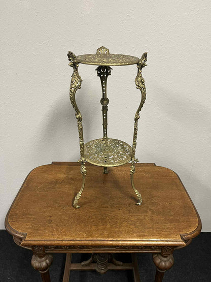 Zweistöckige Messing-Etagere im Barockstil