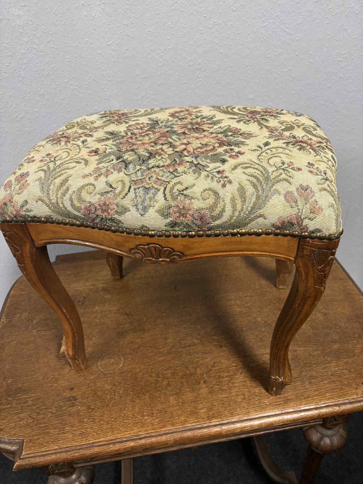 Antiker Hocker im Louis-Style mit floraler Polsterung