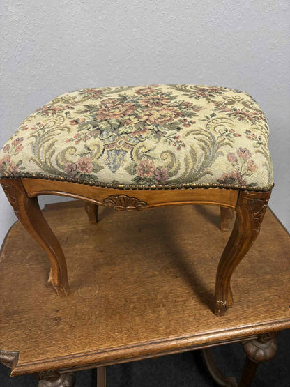 Antiker Hocker im Louis-Style mit floraler Polsterung