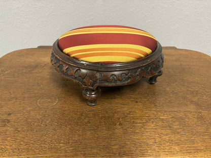 Antiker runder Fußhocker mit Polster