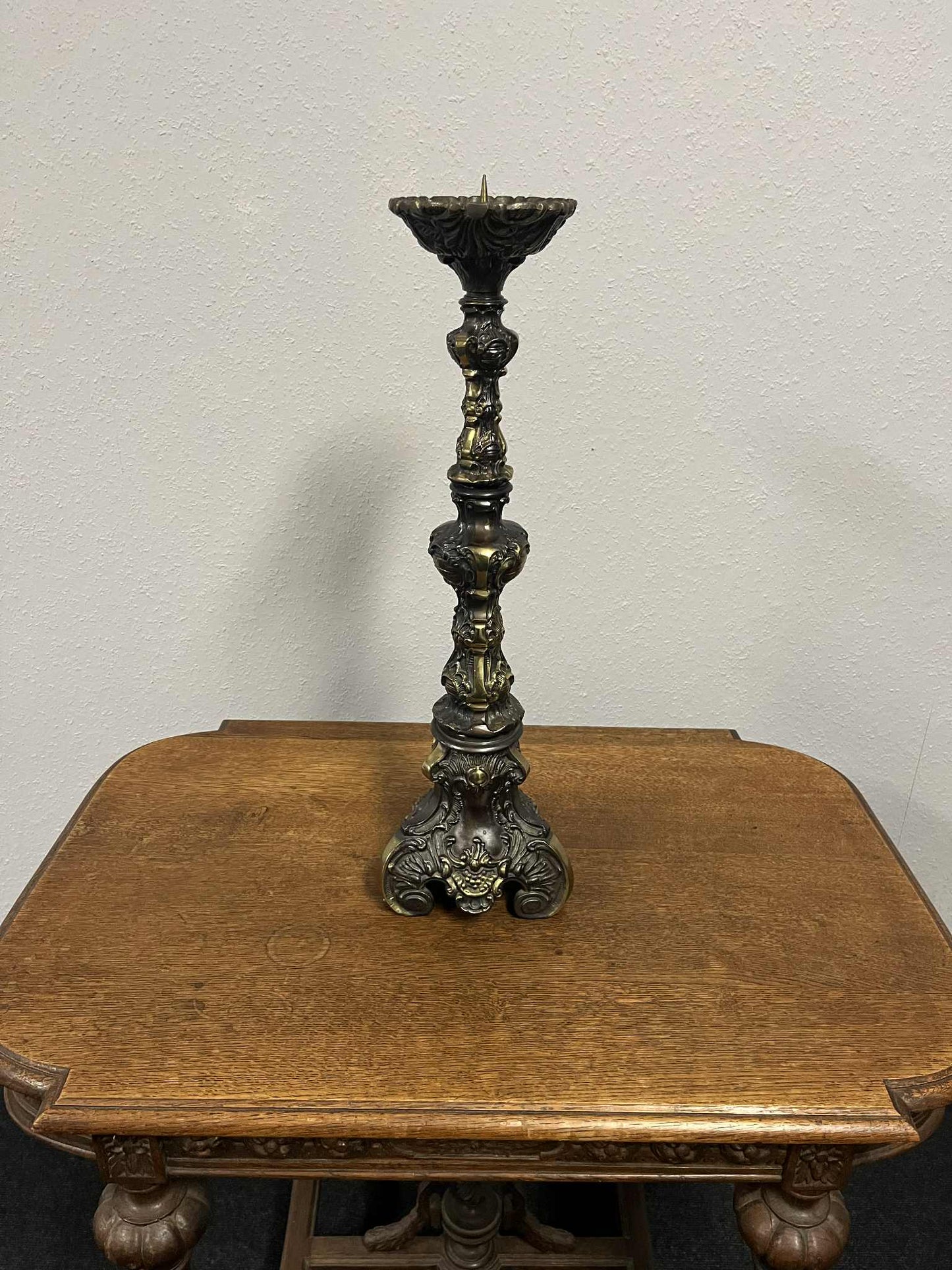 Barocker Messing-Kerzenständer mit Patina