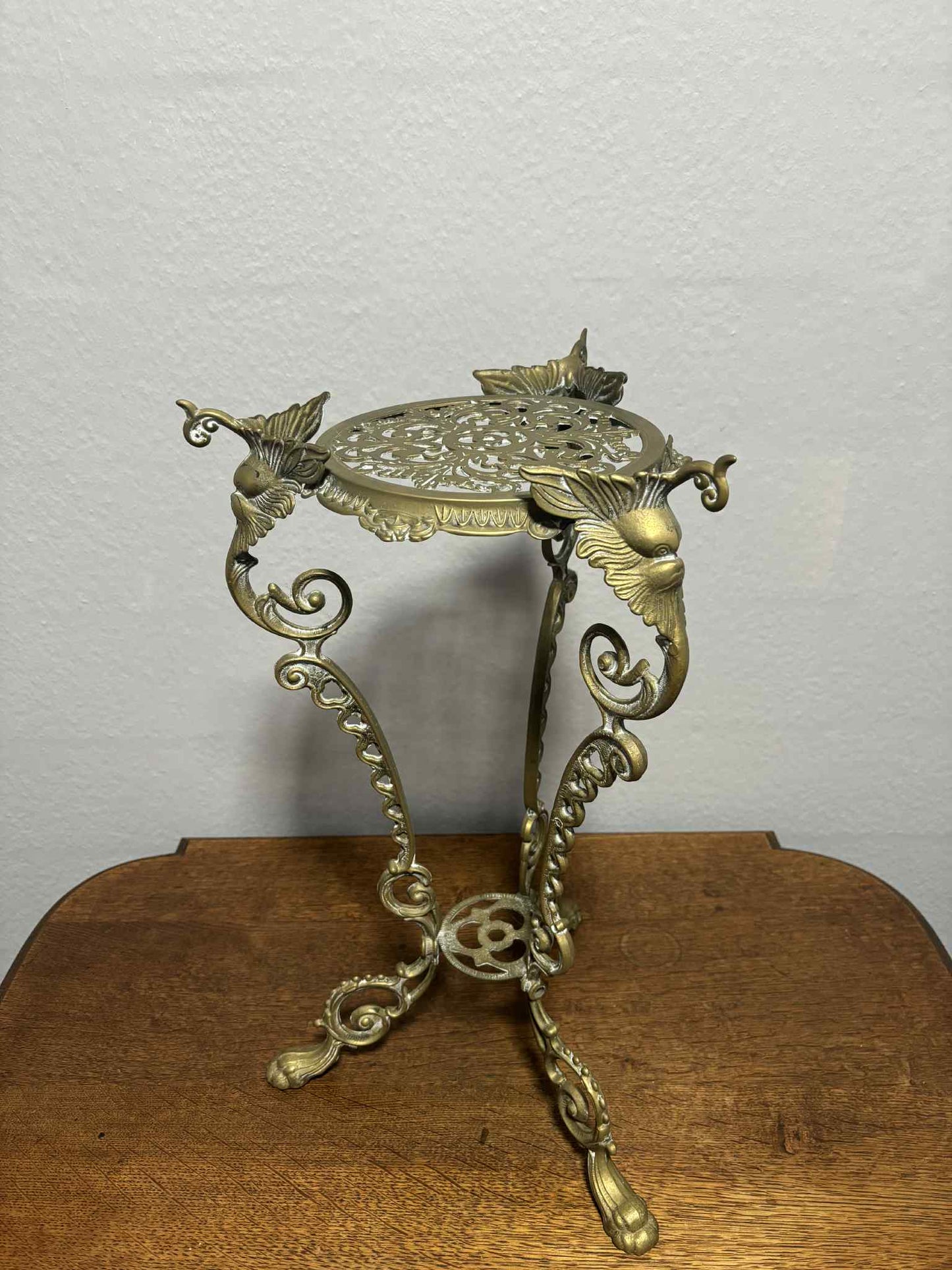 Messing-Etagere mit Vogelapplikationen