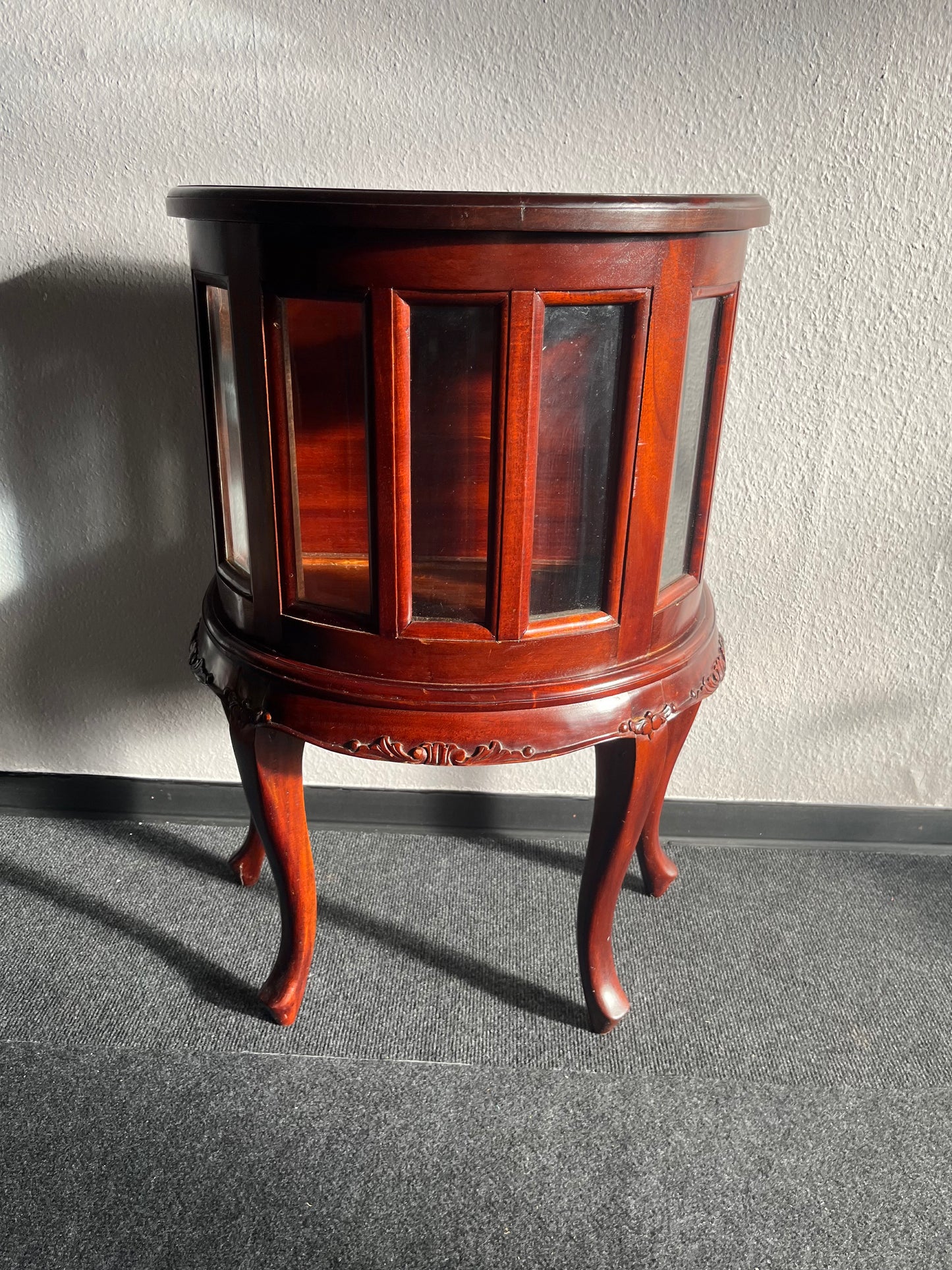 Antiker Beistelltisch mit Glasvitrine – Rund, Mahagoni-Finish