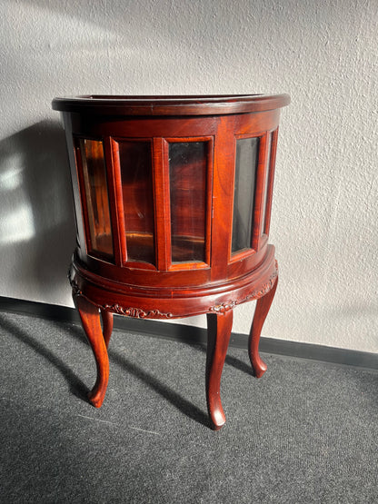 Antiker Beistelltisch mit Glasvitrine – Rund, Mahagoni-Finish