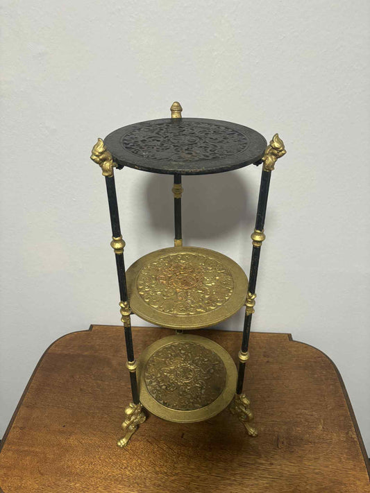 Dreistöckige Messing-Etagere mit schwarzen Säulen