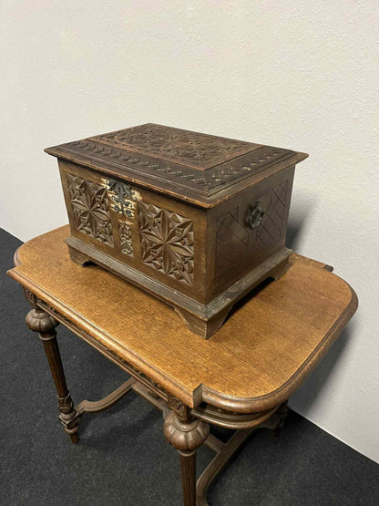 Antike handgeschnitzte Holztruhe / Schmuckkasten