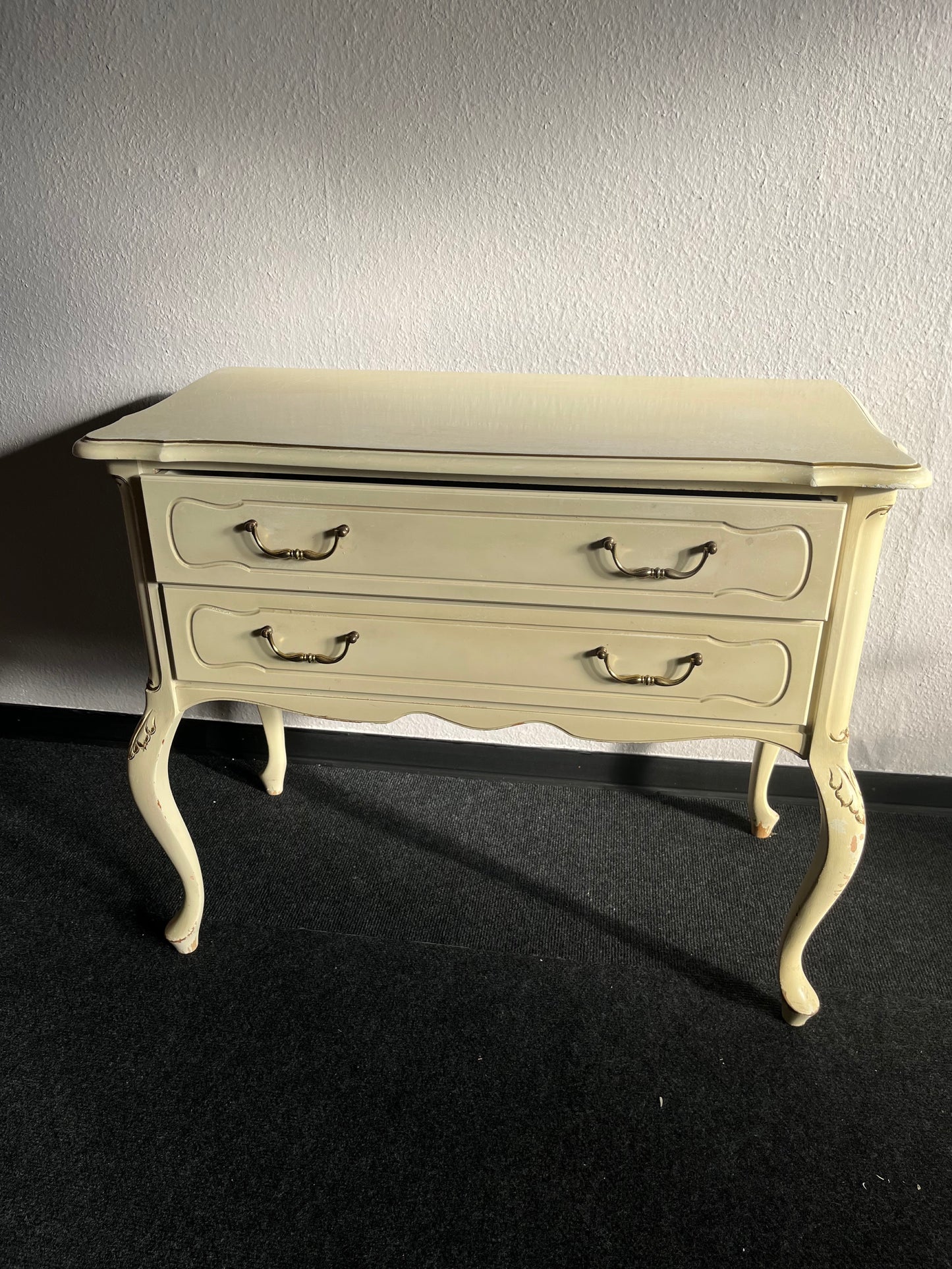Antike Kommode im Barockstil – Cremeweiß mit 2 Schubladen
