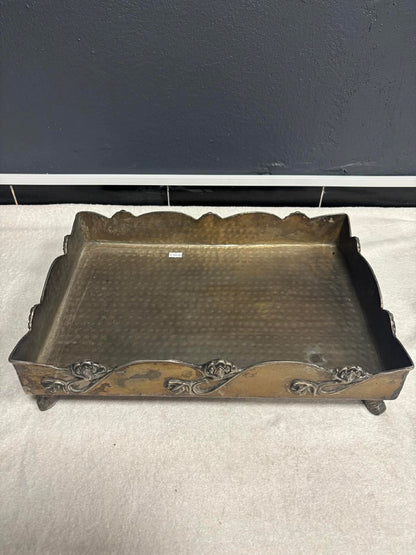 Rechteckiges Messingtablett mit Ornamentrand