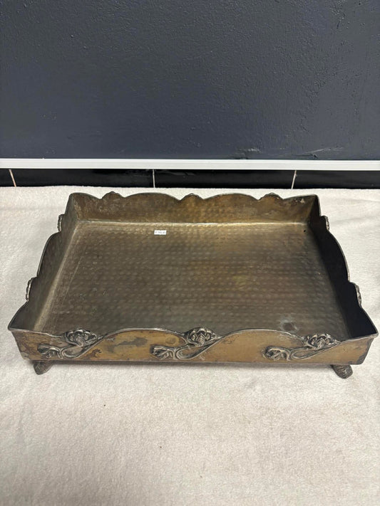 Rechteckiges Messingtablett mit Ornamentrand