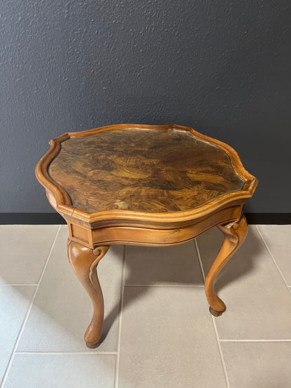 Beistelltisch im Queen-Anne-Stil – Furnierter Holzrahmen