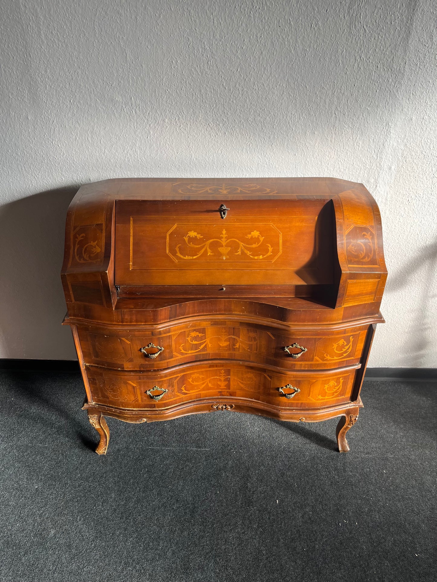 Antiker Barock Sekretär – Intarsienarbeit, geschwungene Form, ca. 20. Jh.