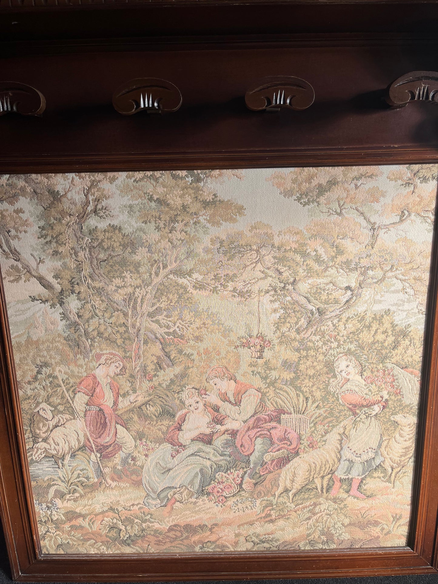 Wandteppich im Holzrahmen mit Garderobenhaken – Rokoko-Szene