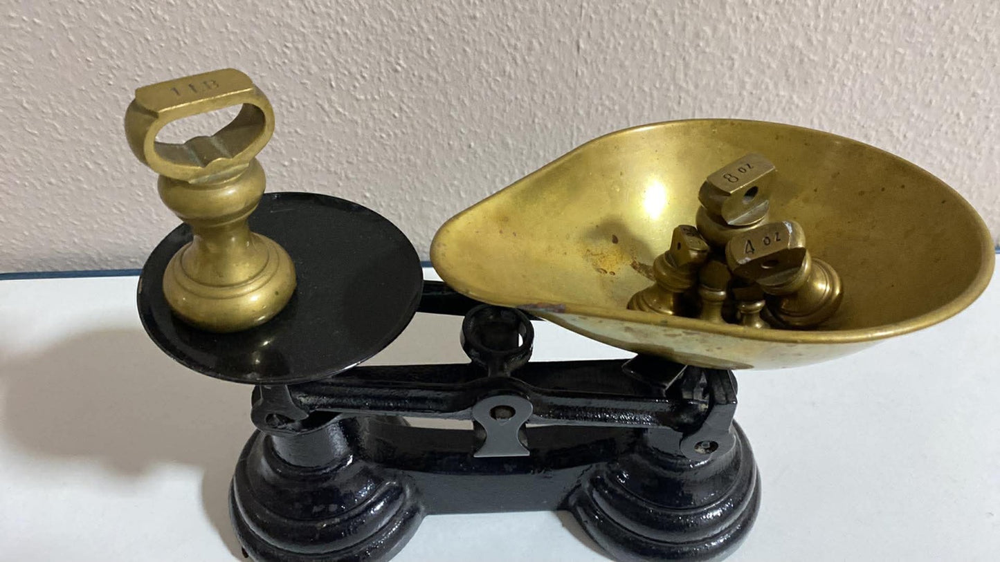 Antike Gusseisen-Waage mit Messingschalen und Gewichten