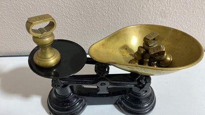 Antike Gusseisen-Waage mit Messingschalen und Gewichten