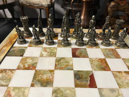 Antikes Schachspiel mit Onyx-Brett und Zinnfiguren