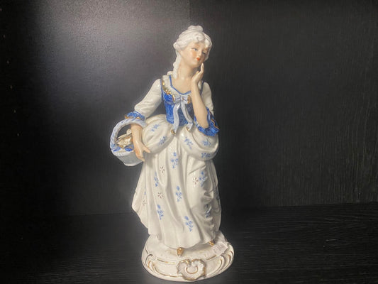 Porzellanfigur – Dame in blau-weißer Kleidung