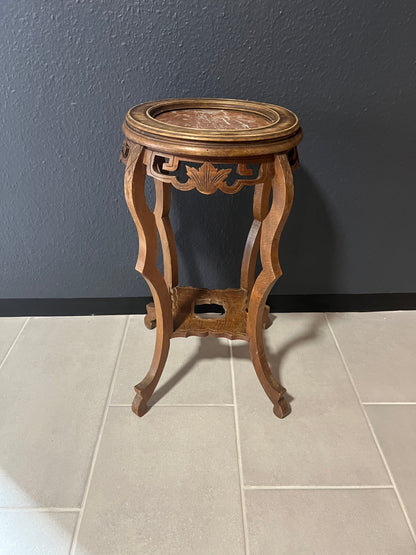 Antiker Beistelltisch mit Marmorplatte – Handgeschnitzt