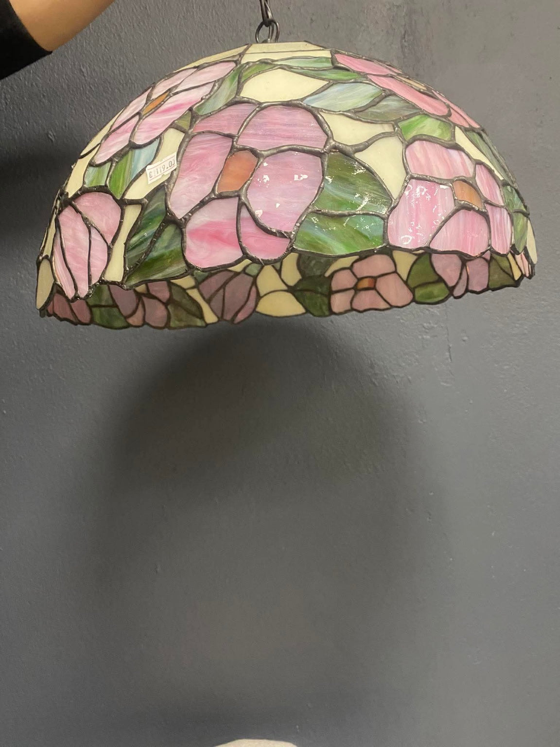 Tiffany Hängelampe mit floralem Glasschirm