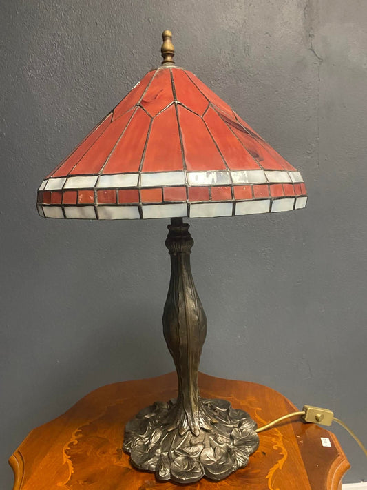 Tiffany Tischlampe mit rot-weißem Glasschirm und Metallfuß