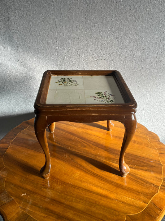 Antiker Beistelltisch mit Keramikfliesen und Blumenmotiven – Holzgestell