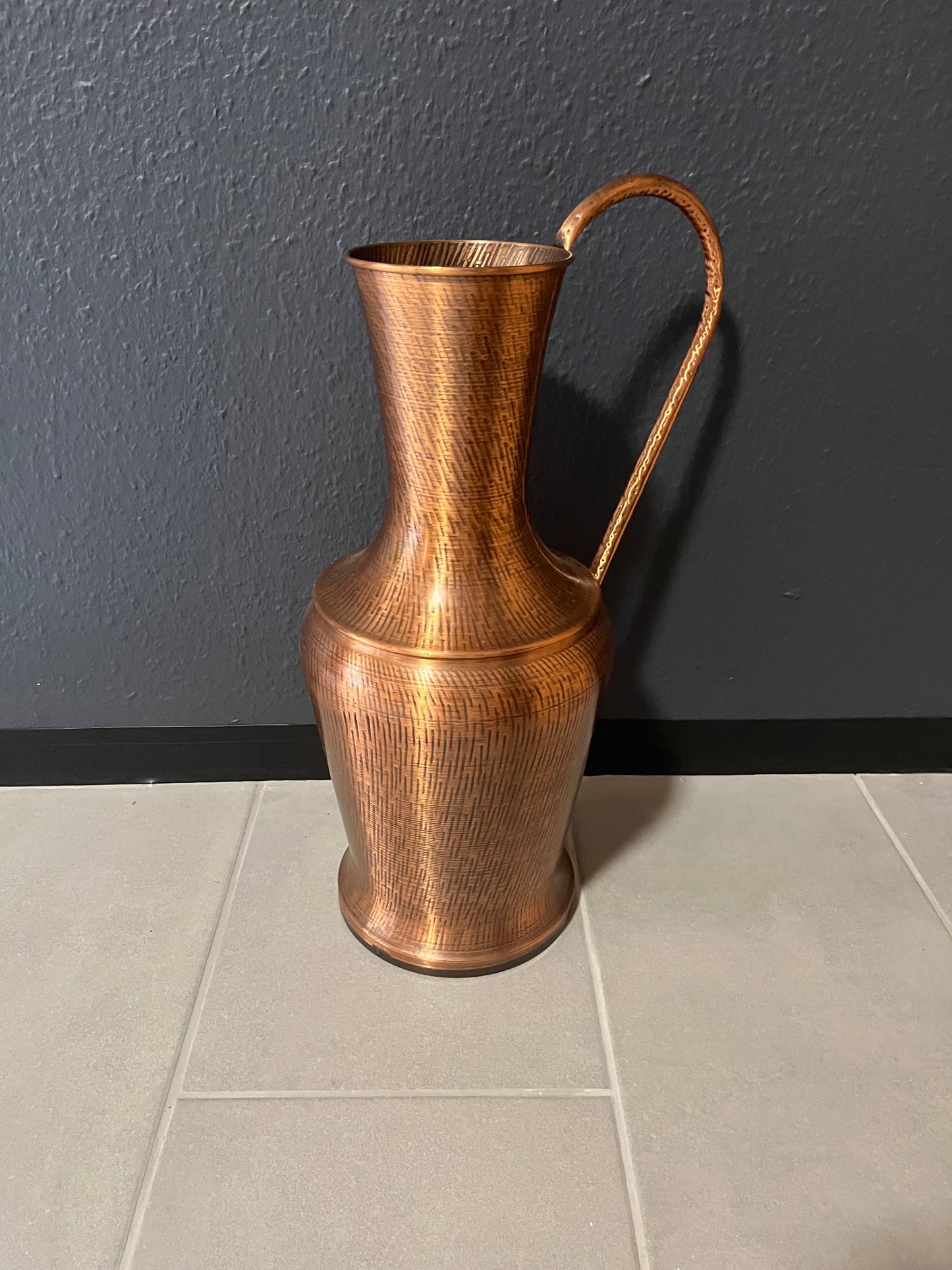 Kupferkrug im Hammerschlagmuster